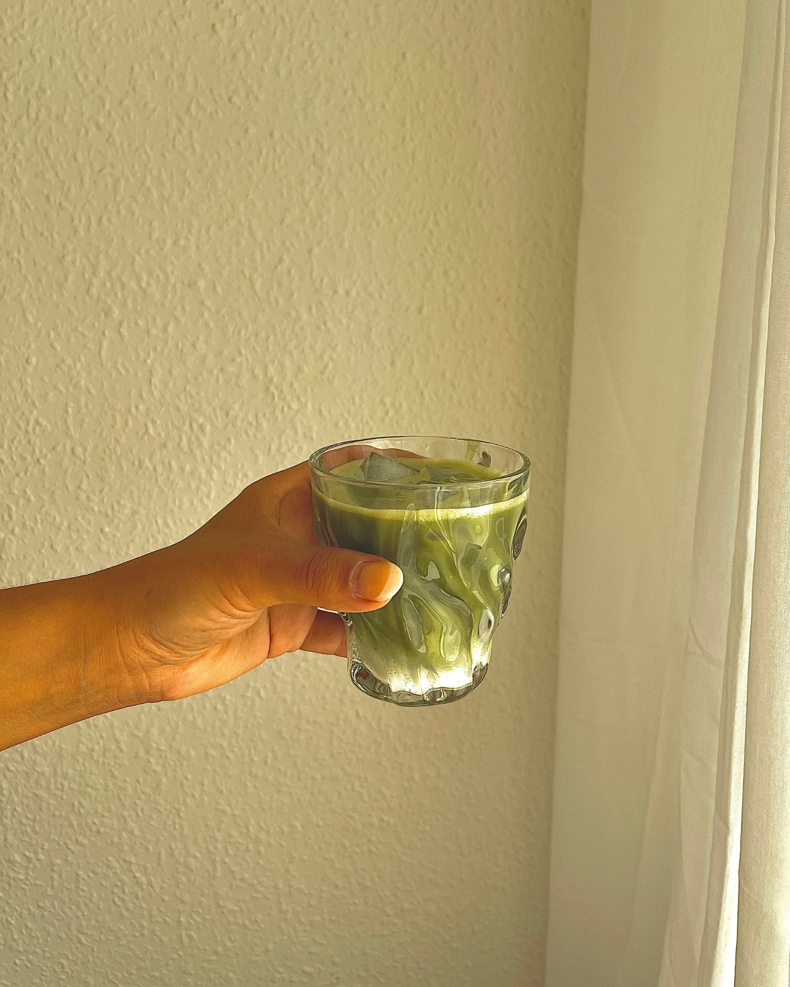 Islatte matcha serveret i et Rachel drikkeglas i et krystal design