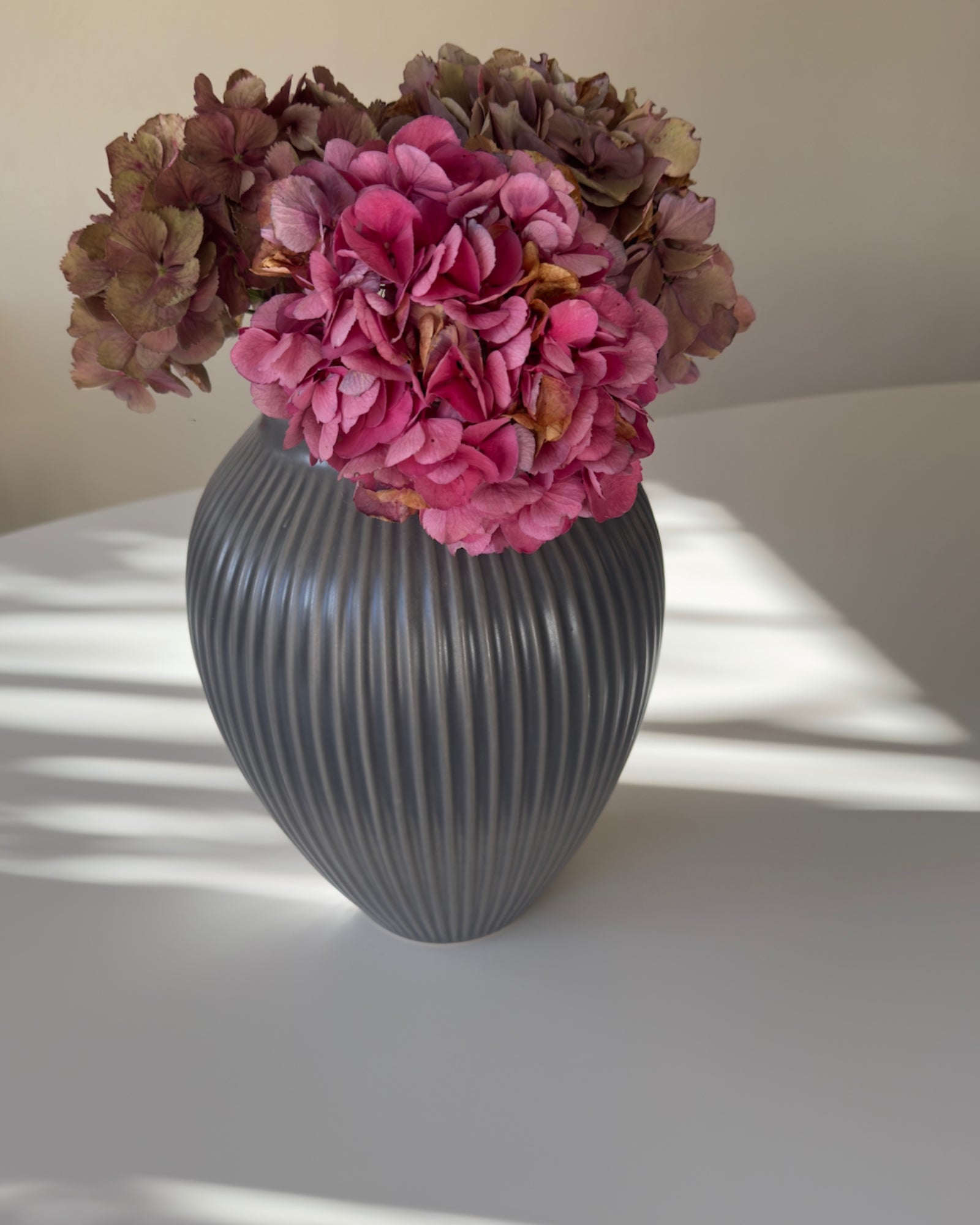 KNABSTRUP KERAMIK⎥MØRKEGRÅ VASE