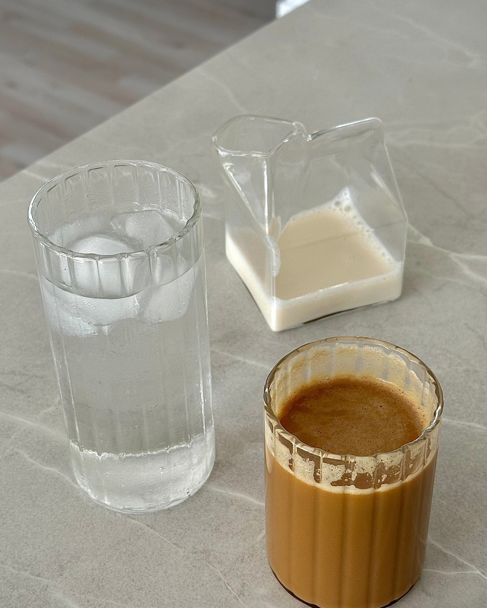 Ava glas mælkekande med mælk i