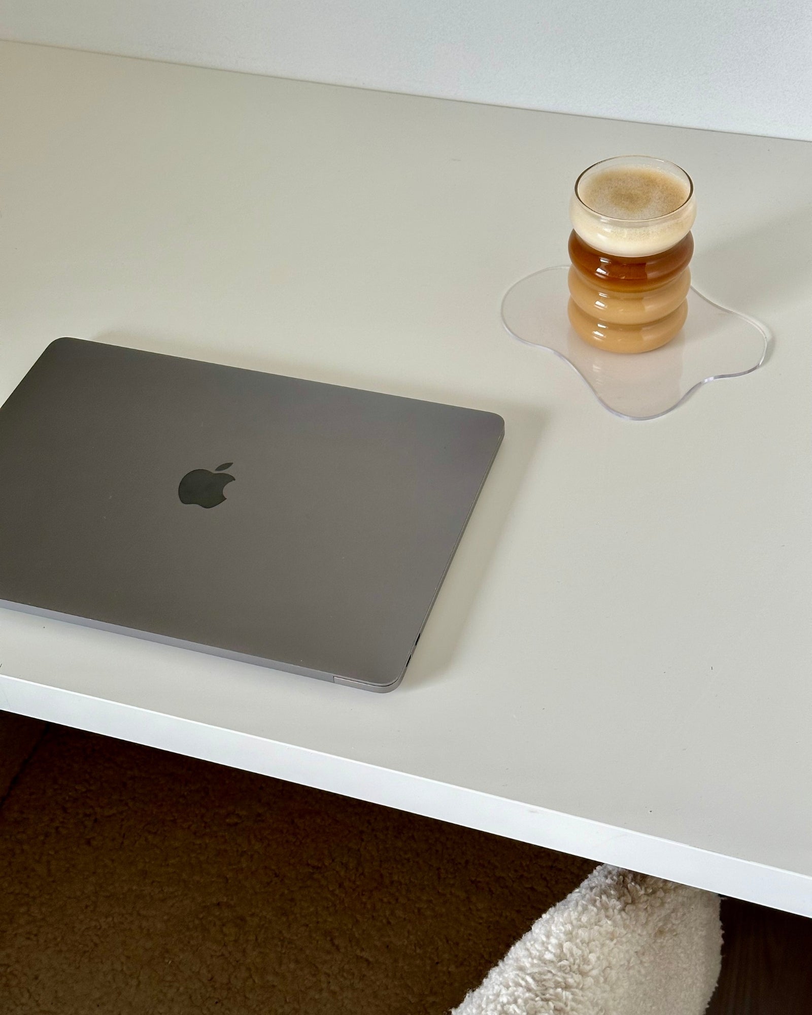 Apple Macbook på skrivebord med Iskaffe serveret i Kim boble drikkeglas i bobledesignet glas på Isabella Akryl Drinkunderlag