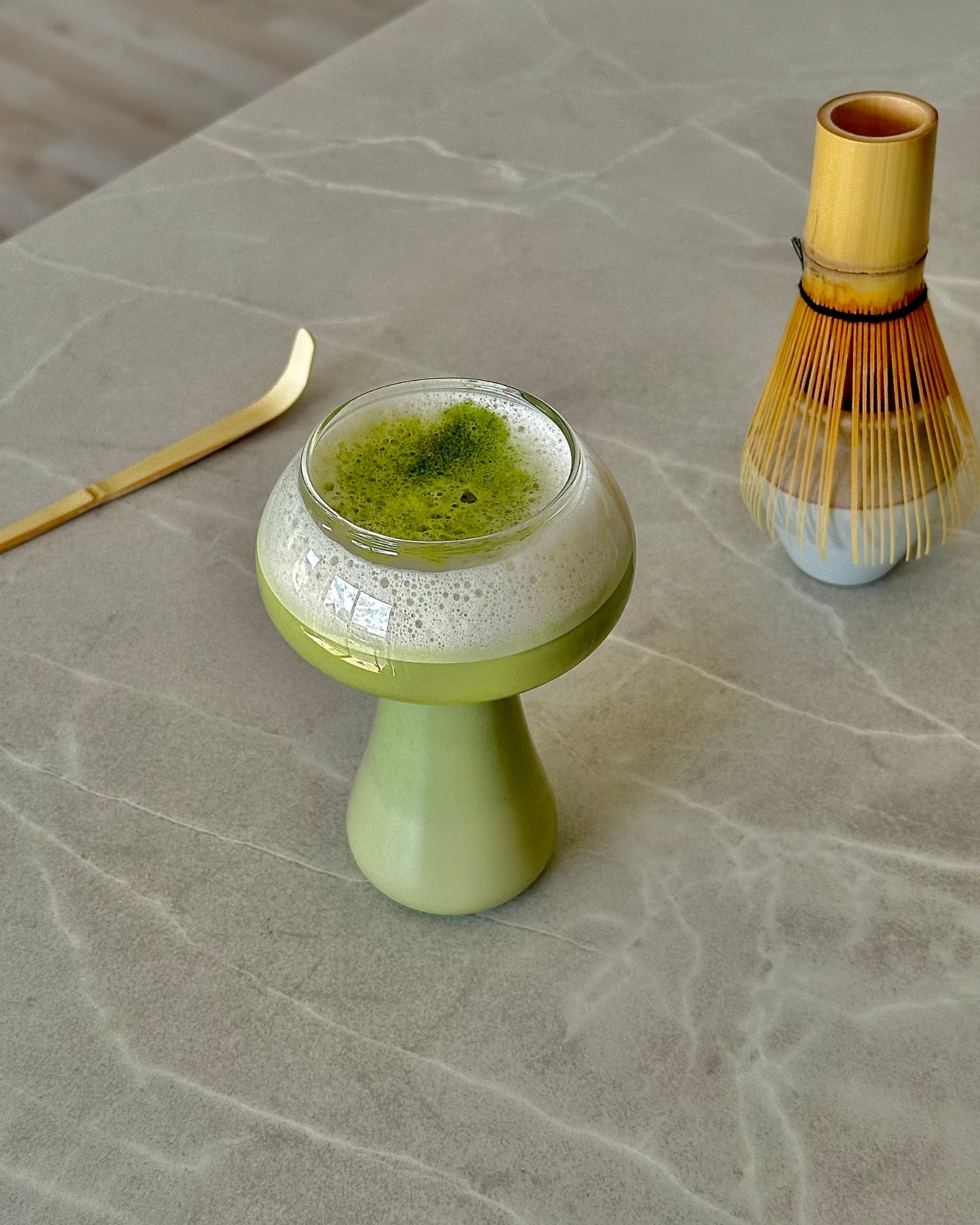 Ivy svampe glas med matcha i