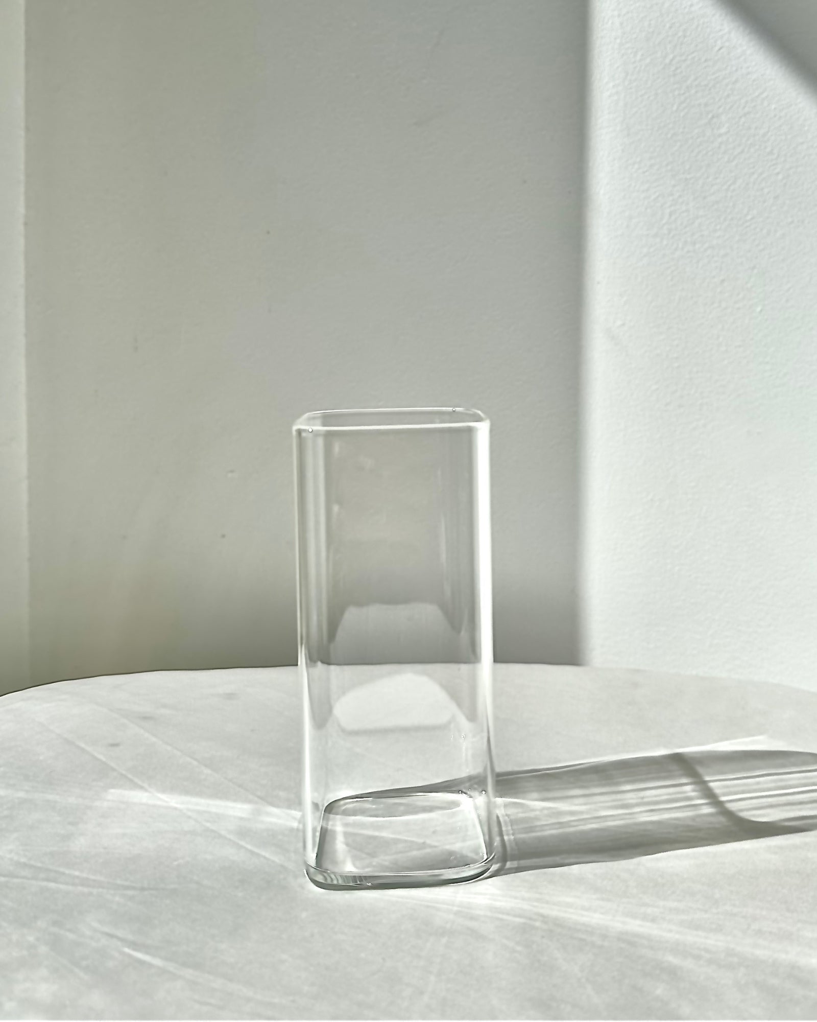 Olivia firkantet glas i minimalistisk glasdesign 