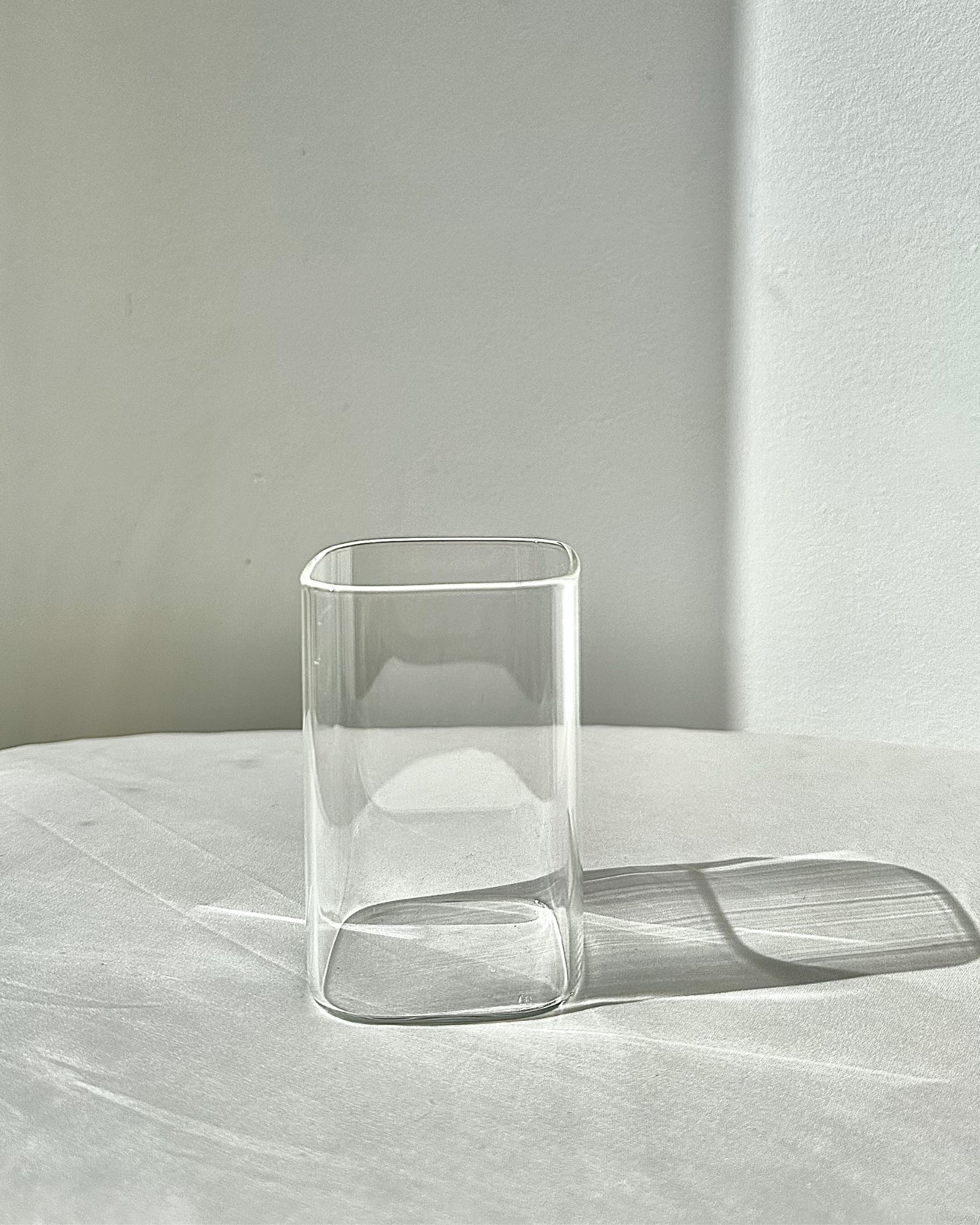 Olivia firkantet glas i minimalistisk glasdesign