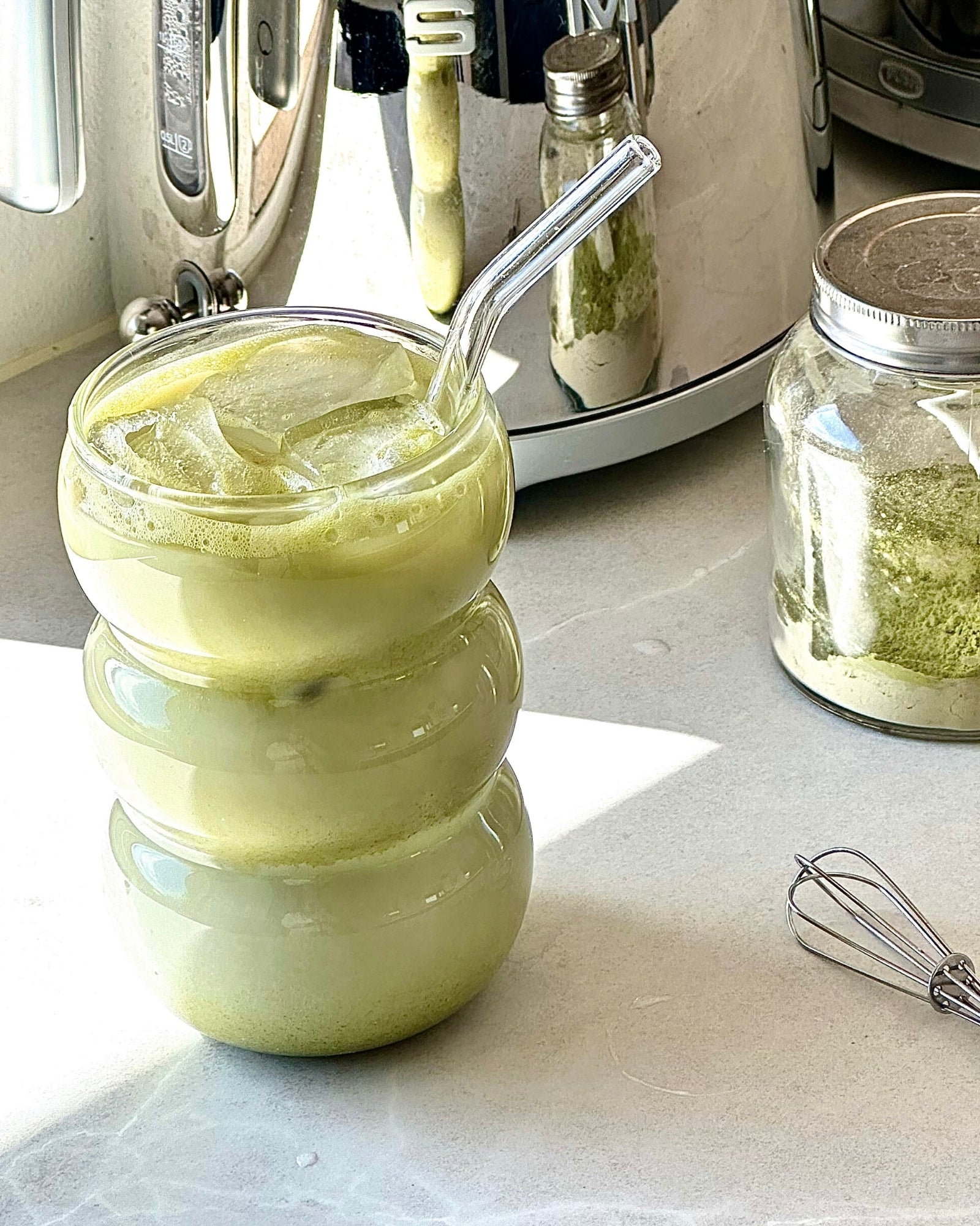 Matcha islatte serveret i Kourtney boble drikkeglas i bobledesignet glas