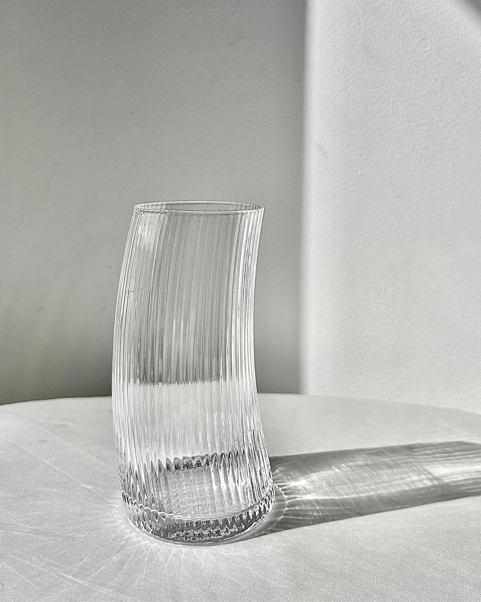 Stor Emily curved drikkeglas i riflet design