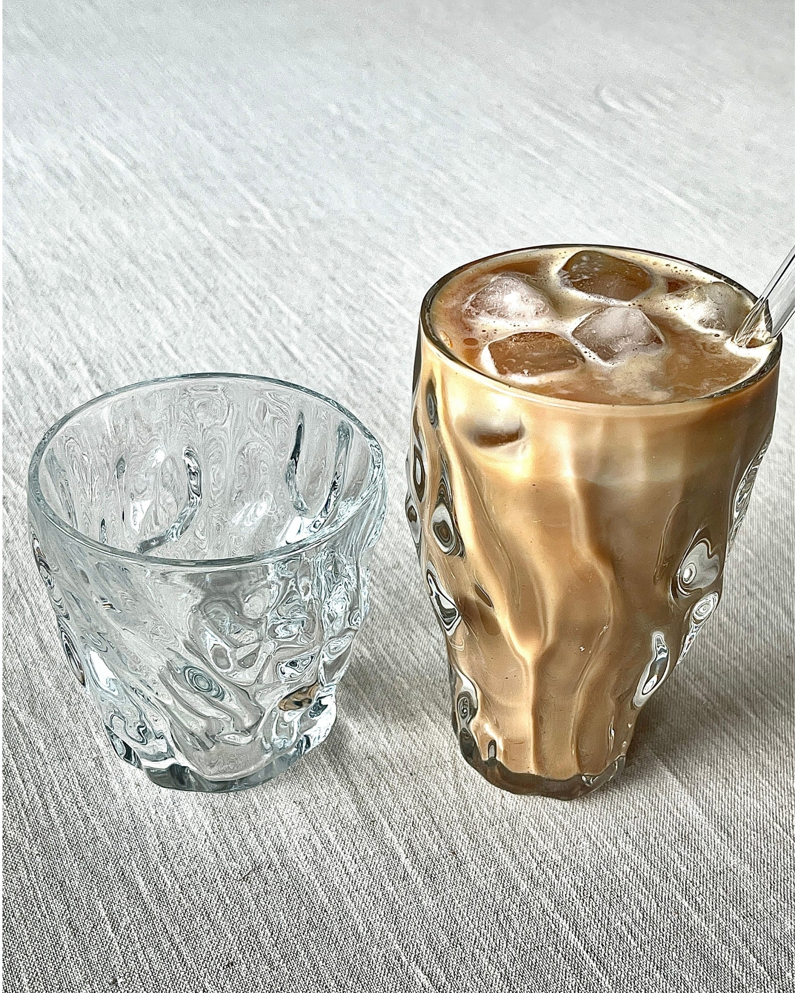 Lille og Stort Rachel krystaldesignet glas, hvor det store Rachel krystalglas er fyldt med iskaffe