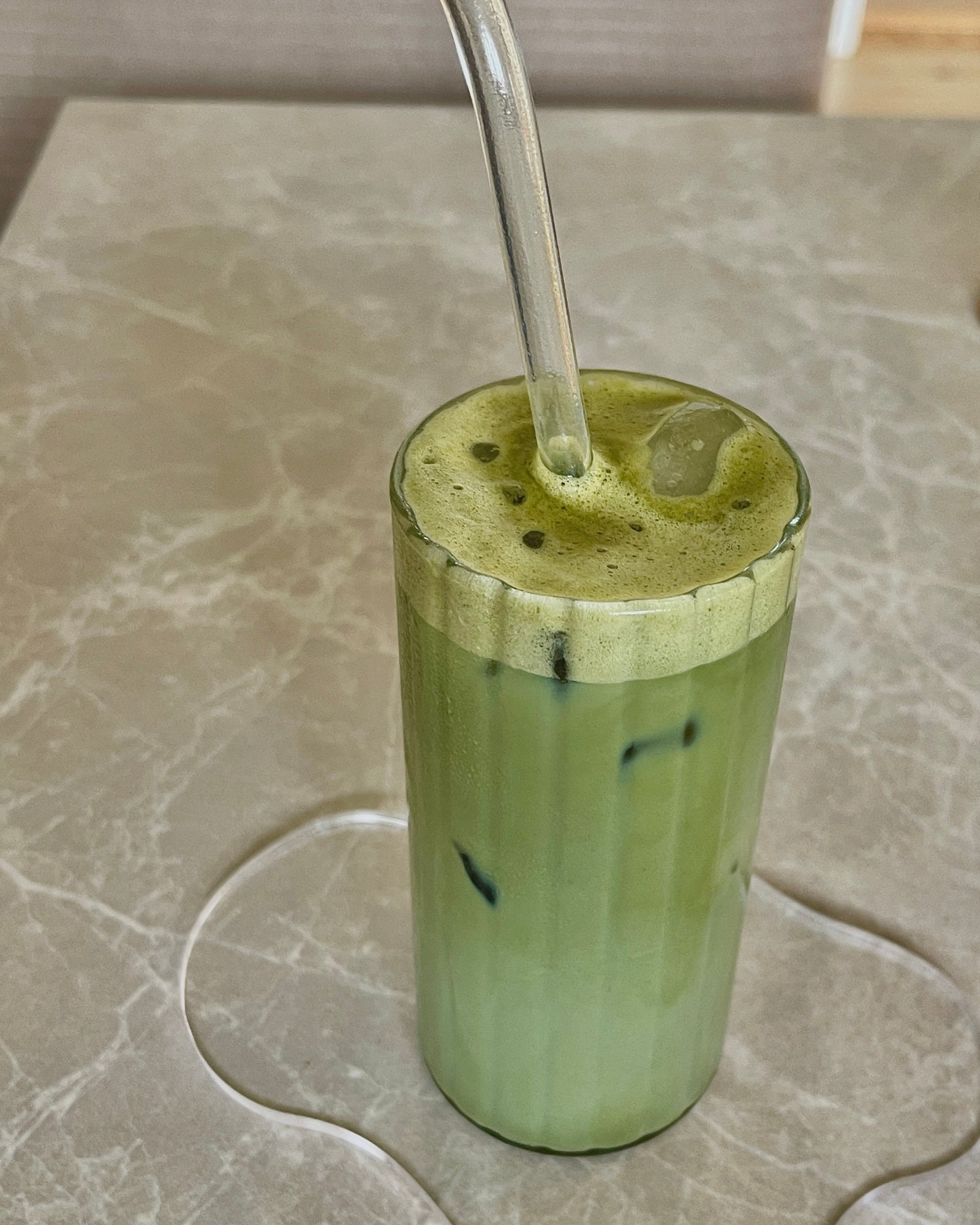 Harper rillet glas med matcha i