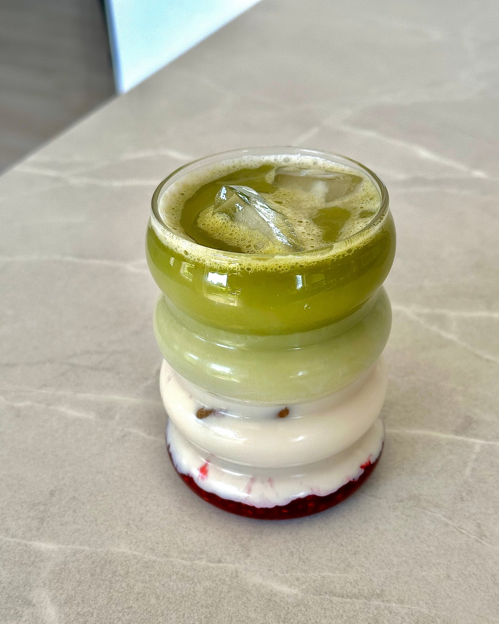 Matcha islatte serveret i Kim boble drikkeglas i bobledesignet glas