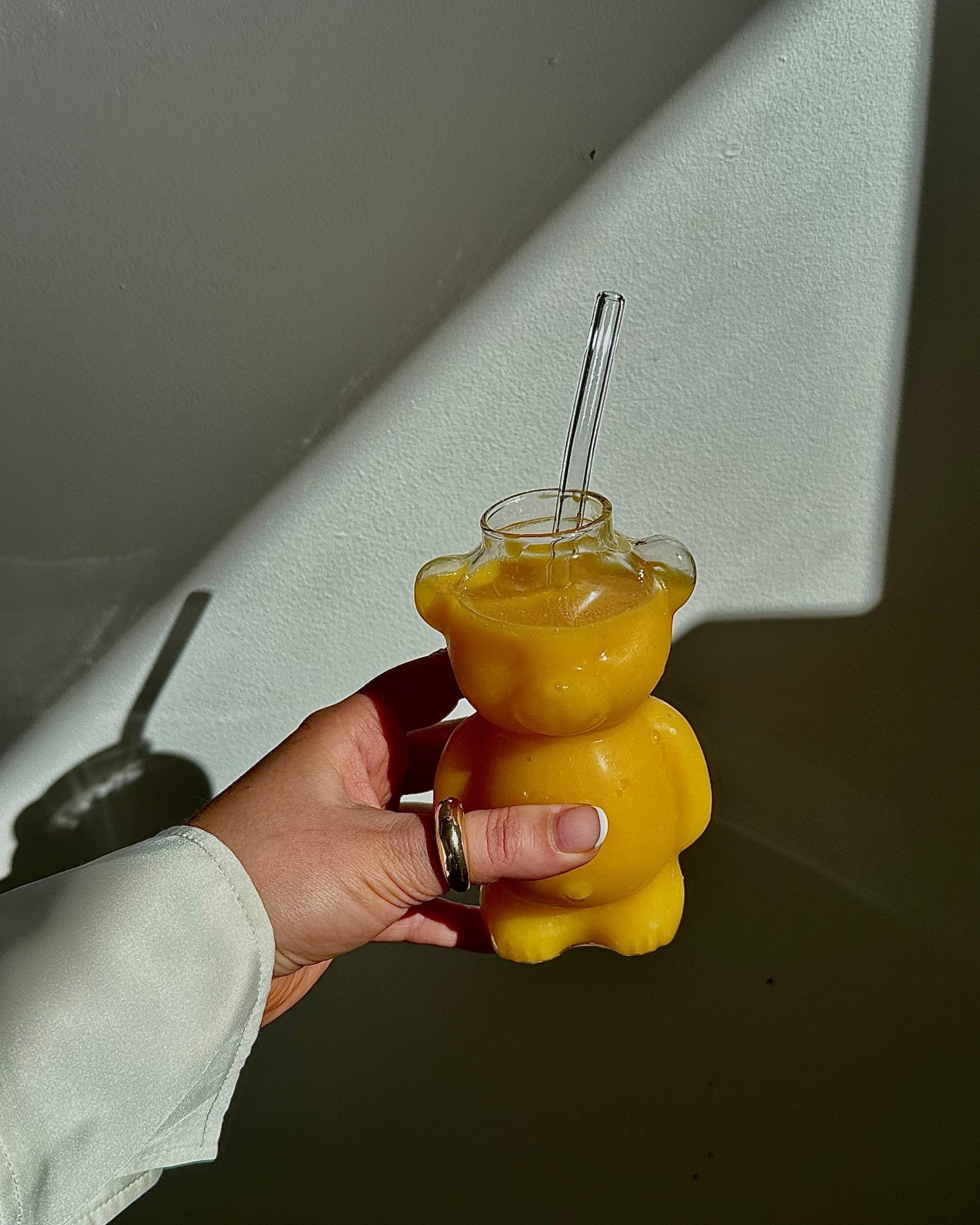 Appelsinjuice serveret i Poppy bamseglasset, der ligner en bamse