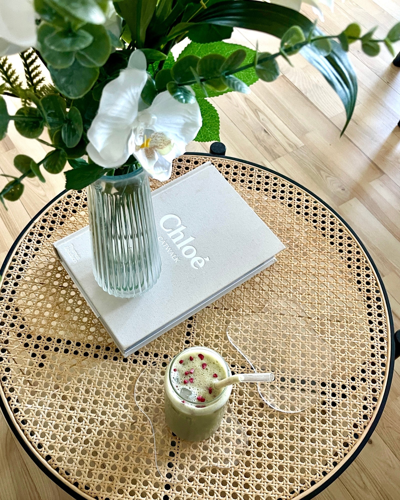 Matcha islatte serveret i Lauren can glas i et minimalistisk design med glassugerør placeret på Isabella Akryl drinkunderlag og glasbrik